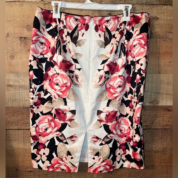 White House Black Market floral skirt - Picture 3 of 7